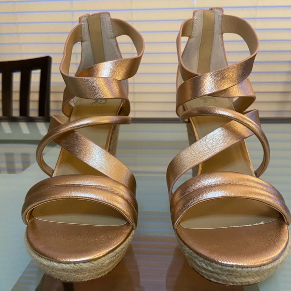 Joe’s Jeans Rose Gold Leather Wedge Sandal - Picture 3 of 6